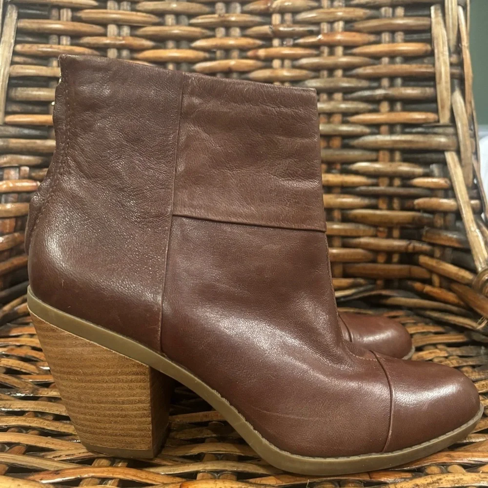 Bandolino Cap Toe Ankle Genuine Leather booties in size 8. Great condition